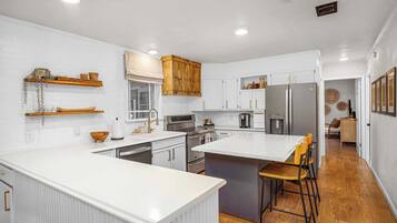 Kjøleskap, mikrobølgeovn, ovn og kokeplater