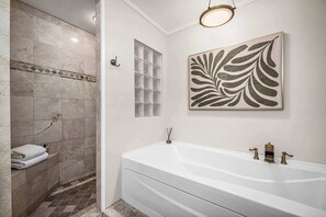 Shower, hair dryer, towels, shampoo - Lake Views | Pool | Fire Pit | BBQ | Spacious Deck (Seguin)