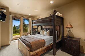4 bedrooms, desk, WiFi, bed sheets