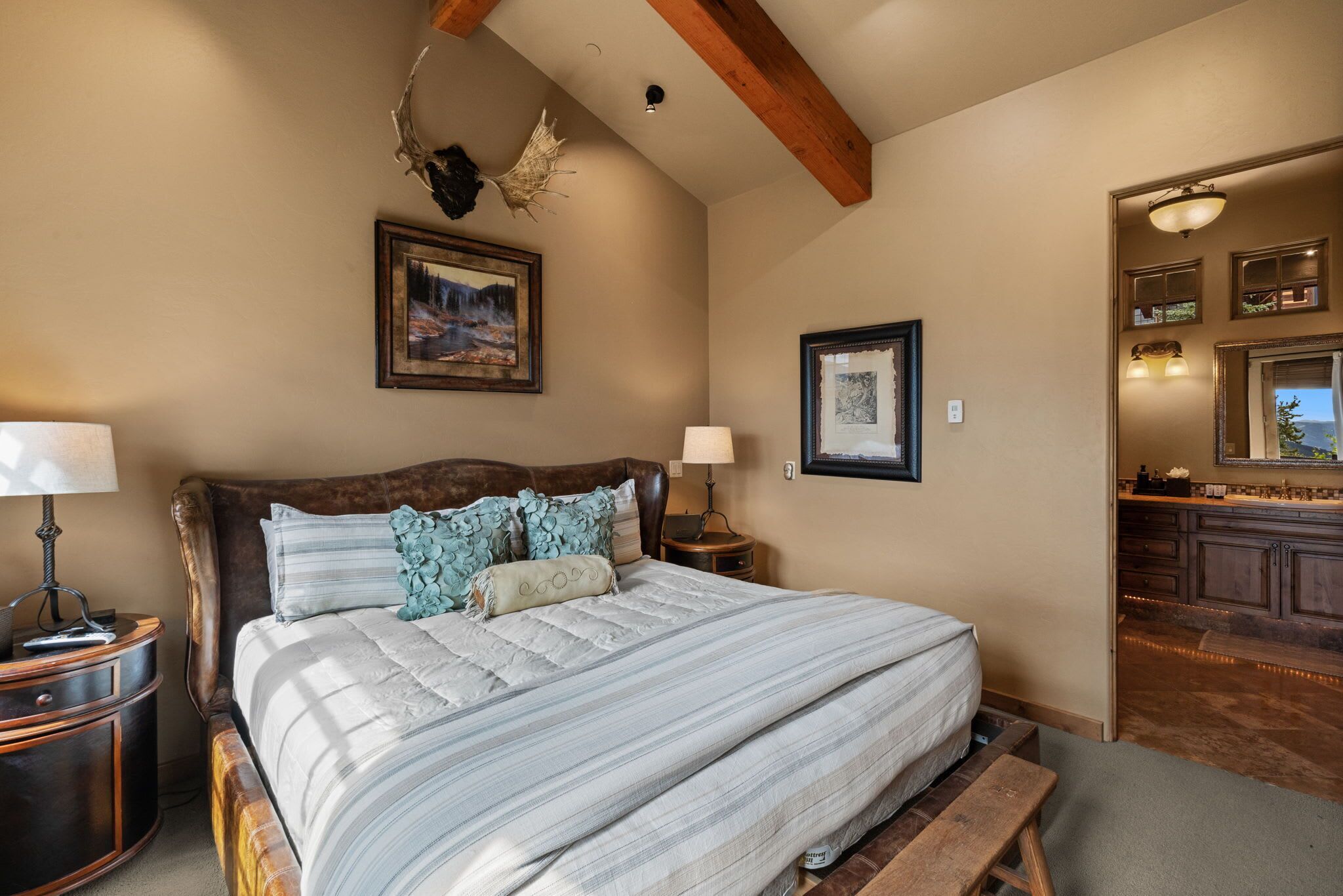 4 bedrooms, desk, WiFi, bed sheets