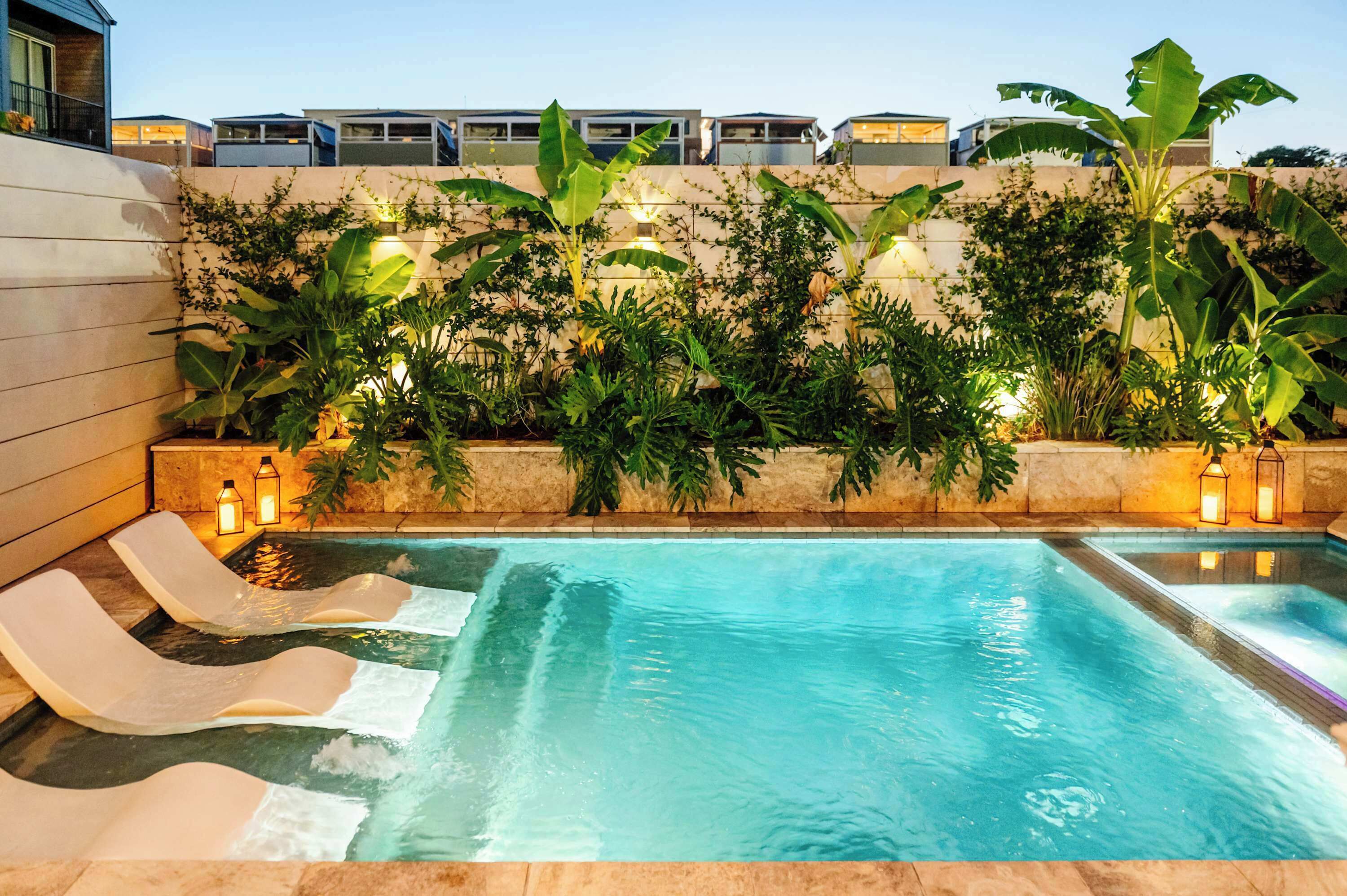 Utendørsbasseng og et oppvarmet basseng