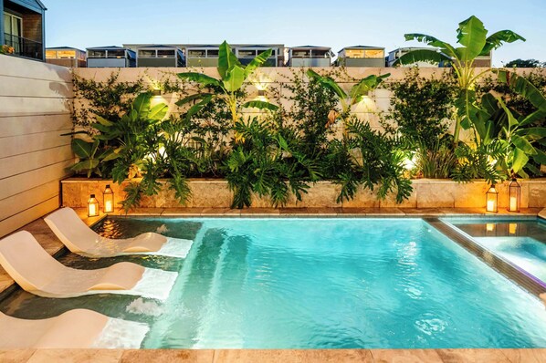 Alberca al aire libre y alberca climatizada