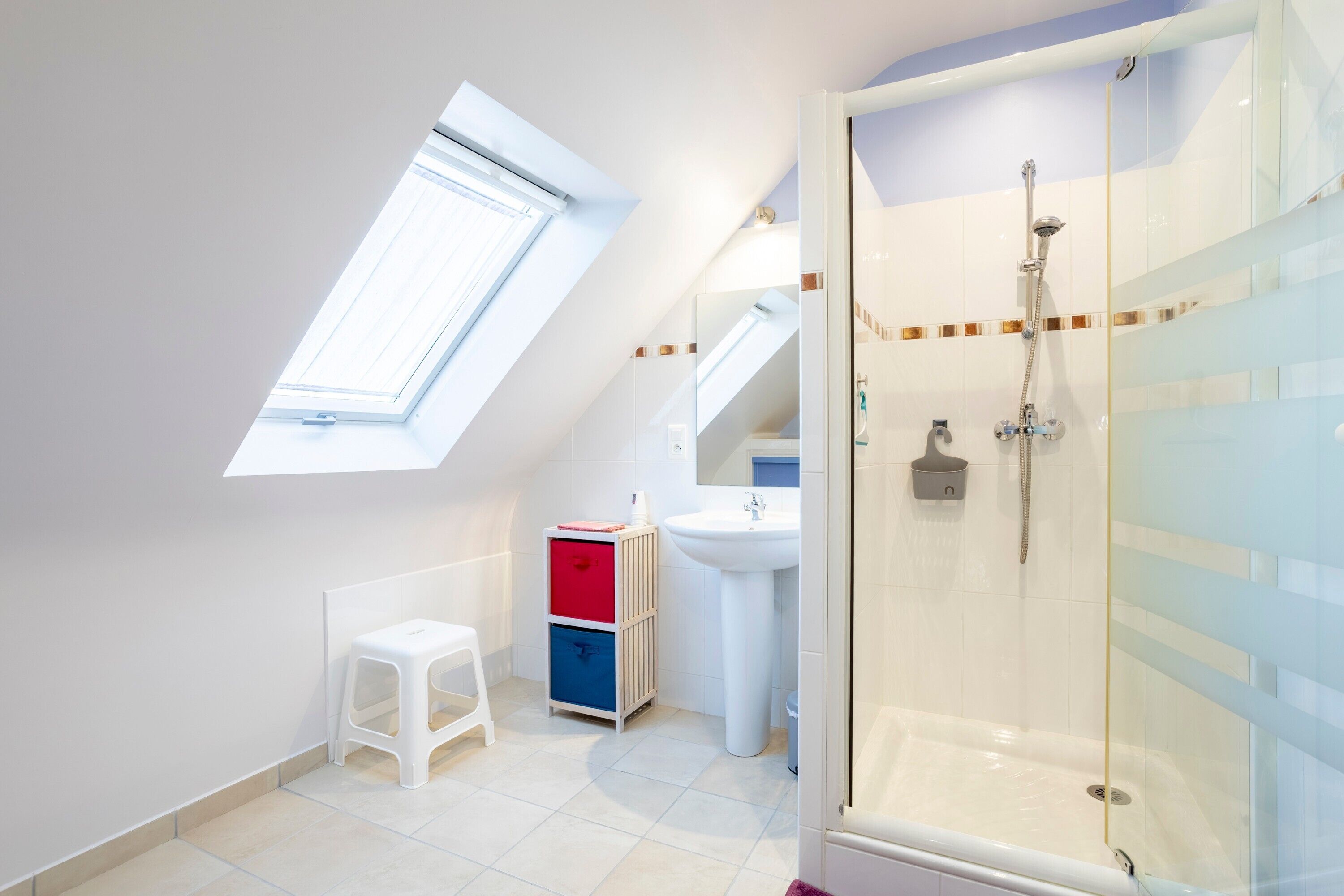 Een douche, een haardroger, handdoeken
