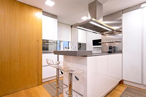 Apartment (3 Bedrooms) | Eigene Küche | Kühlschrank, Mikrowelle, Ofen, Geschirrspüler