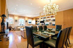 Apartment (3 Bedrooms) | Essbereich im Zimmer