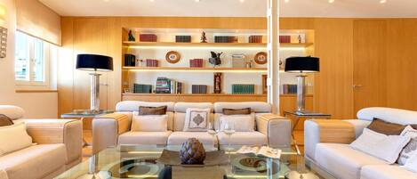 Apartment (3 Bedrooms) | Living area