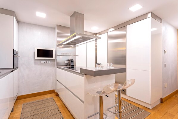 Apartment (3 Bedrooms) | Private kitchen | Fridge, microwave, oven, dishwasher