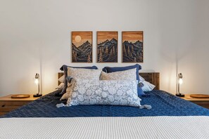 4 slaapkamers, een bureau, een strijkplank/strijkijzer, reisbedje