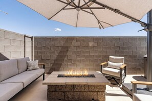 Terrace/patio - Red Rock Trails: Dog Friendly + Private Hot Tub (Washington)