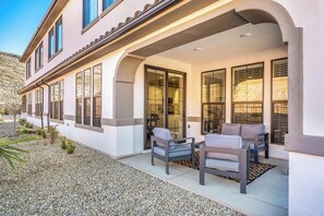 Terrace/patio - Holiday Hideaway: Resort Style Amenities (Washington)