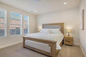5 Schlafzimmer, Schreibtisch, Bügeleisen/Bügelbrett, Reisekinderbett