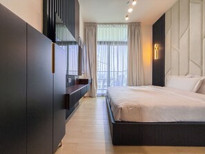 Apartamento superluxo, sacada, vista para a cidade | Cofres nos quartos, individualmente decorados, cortinas blackout