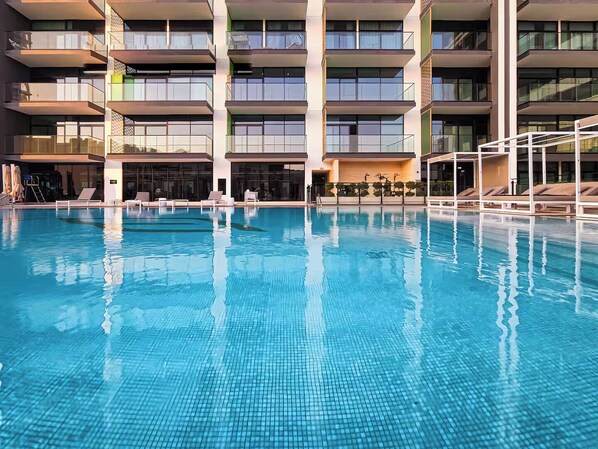 Una piscina al aire libre