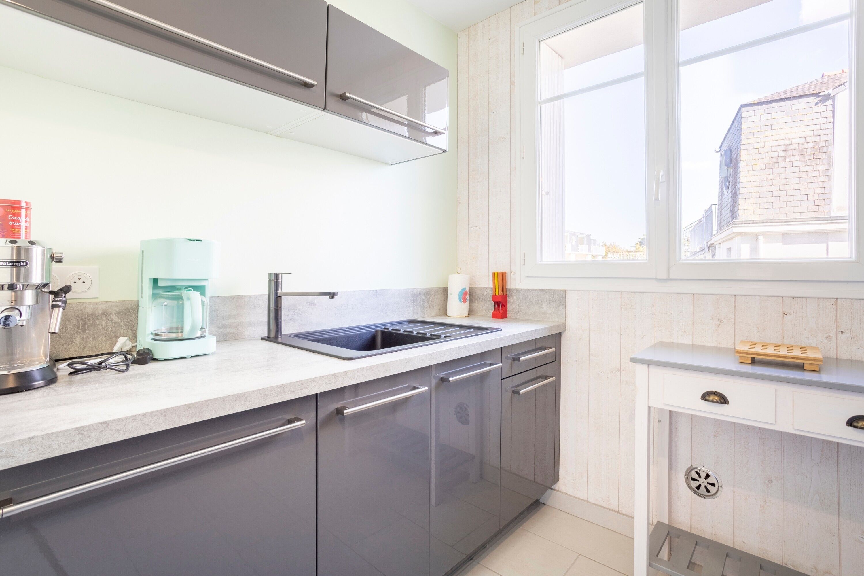 Jääkaappi, mikroaaltouuni, uuni, liesi