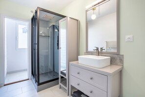 Shower, hair dryer - Apartment in La Montagne Residence, 300 m from the Beach, Sea View (Audierne)