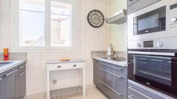 Frigorífico, microondas, horno y placa de cocina