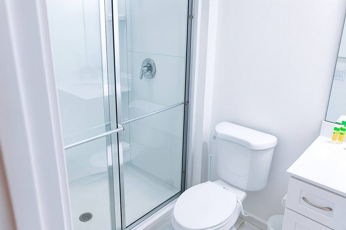 Classic Single Room, 1 King Bed, Non Smoking | Bathroom