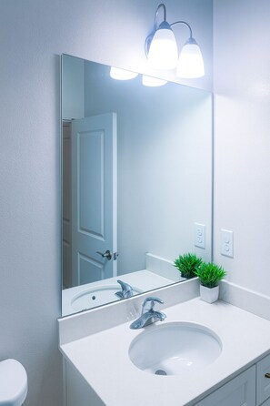 Classic Single Room, 1 King Bed, Non Smoking | Bathroom