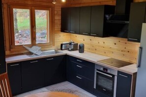 Mikrobølgeovn, ovn, kokeplater og oppvaskmaskin