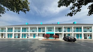 A multi-story motel with a parking lot in front. - Special boutique hotel in Oxford, Alabama with a variety of themed rooms! (Oxford)