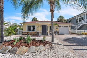 Exterior - 🏠House☀Walk To Beach🐬Indian Rocks Retreat🌴Backyard Space for Entertaining (Indian Rocks Beach)