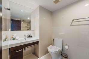 Appartement, balkon | Badkamer