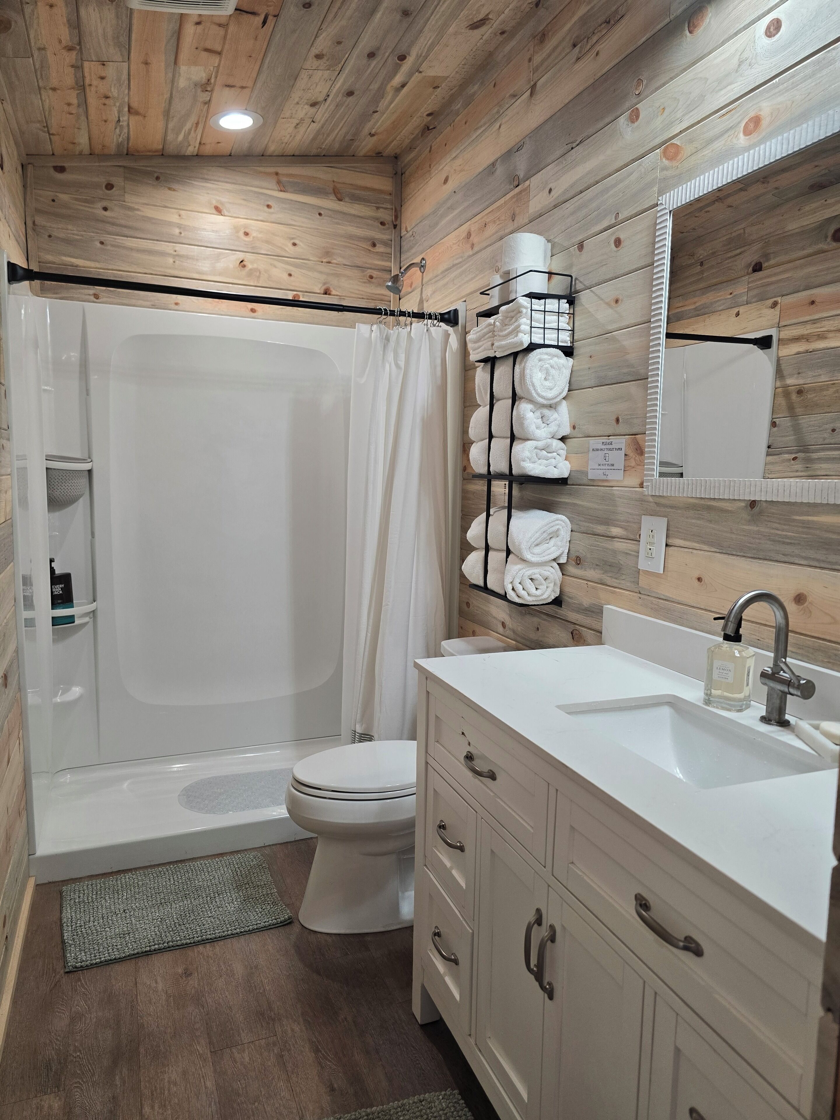 Dusch, handdukar, tvål och toalettpapper