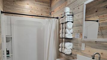 Dusch, handdukar, tvål och toalettpapper