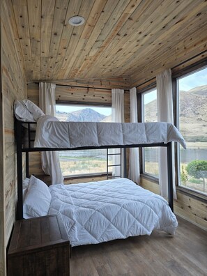 1 bedroom, Internet, bed sheets - Lovely building with beautiful river view in charming White Bird (White Bird)