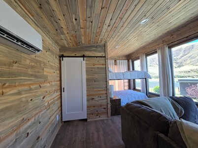 Lovely building with beautiful river view in charming White Bird