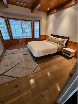 5 bedrooms, free WiFi, bed sheets
