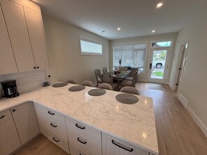 Dining - Heales Lakeshore Retreat (Penticton)