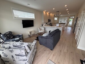 Living area - Heales Lakeshore Retreat (Penticton)