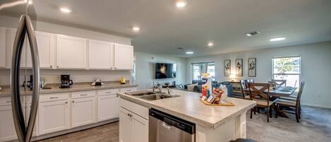 Frigorífico, microondas, horno y placa de cocina