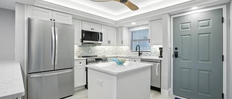 Refrigerador, microondas, horno, placa de cocina