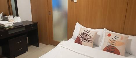 1 habitación, tabla de planchar con plancha, wifi y ropa de cama