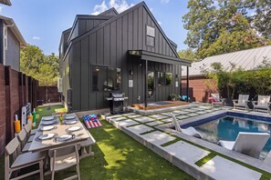 Pool - Downtown ATX - Luxury Pool - Putting Green - 85inch TV (Austin)