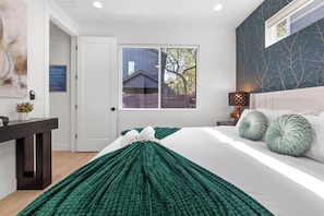 5 bedrooms, iron/ironing board, WiFi, bed sheets