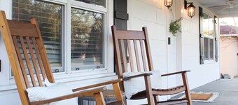 3-bedroom centrally-located house in charming Lakeland with AC, king bed.