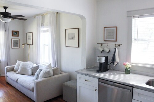 3-bedroom centrally-located house in charming Lakeland with AC, king bed.