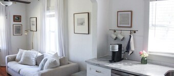 3-bedroom centrally-located house in charming Lakeland with AC, king bed.