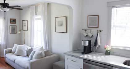 3-bedroom centrally-located house in charming Lakeland with AC, king bed.