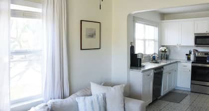 3-bedroom centrally-located house in charming Lakeland with AC, king bed.