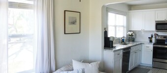3-bedroom centrally-located house in charming Lakeland with AC, king bed.