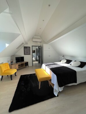 3 slaapkamers, een strijkplank/strijkijzer, internet, beddengoed