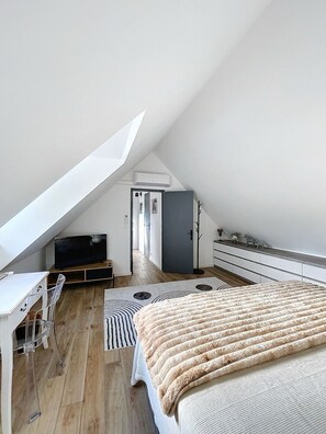 3 bedrooms, iron/ironing board, Internet, bed sheets