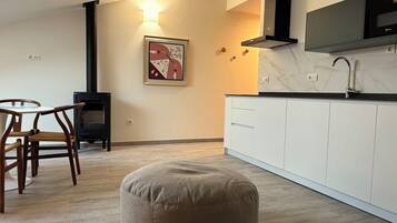 Classic Studio | Desk, free WiFi