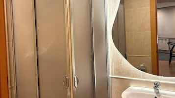 Comfort Στούντιο | Μπάνιο | Ντουζιέρα, πετσέτες, Σαπούνι, Σαμπουάν