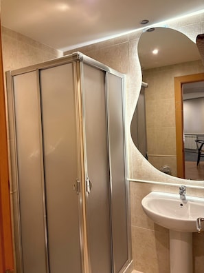 Comfort Studio | Bathroom | Shower, towels, soap, shampoo