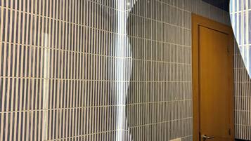 Eenvoudige studio | Badkamer | Een douche, handdoeken, zeep, shampoo